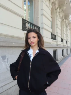 Chaqueta Negra Minimal con Cremallera - Imagen 3