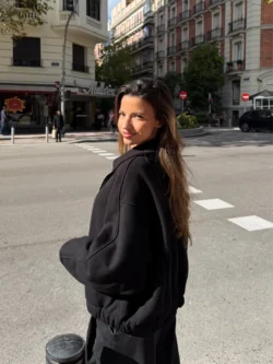 Chaqueta Negra Minimal con Cremallera - Imagen 5