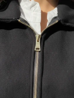 Chaqueta Negra Minimal con Cremallera - Imagen 4