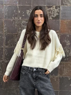 suéter crudo con flecos en las mangas