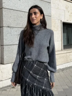 Suéter Gris Cuello Alto Punto Canalé - Imagen 2