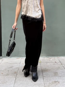 Falda Negra Efecto Satén Corte Sirena - Imagen 3