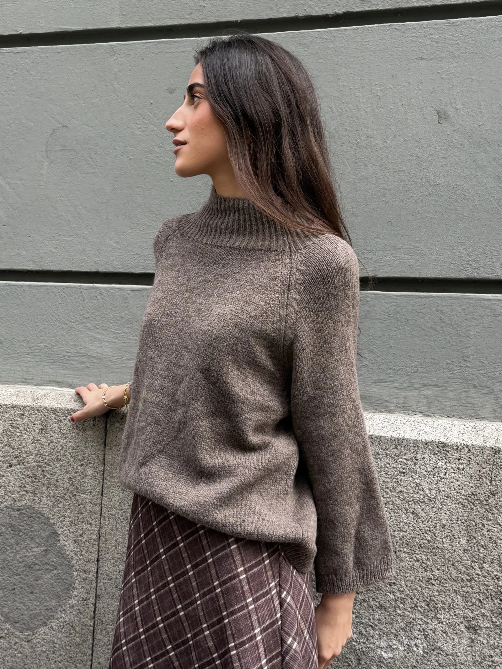 Suéter Color Sable Cuello Chimenea