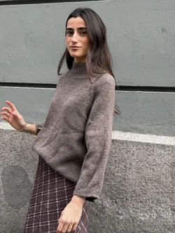 Suéter Color Sable Cuello Chimenea - Imagen 2