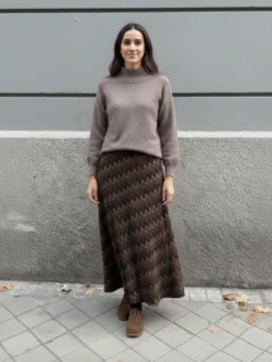 falda larga geométrica en tonos tierra
