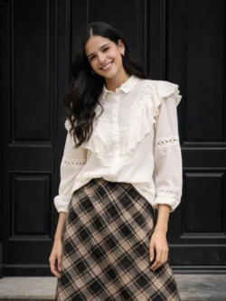 Blusa blanca romántica con volantes