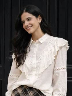 Blusa blanca romántica con volantes
