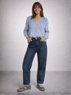 Blusa Azul Bebé con Fruncido Escote Pico - Imagen 4