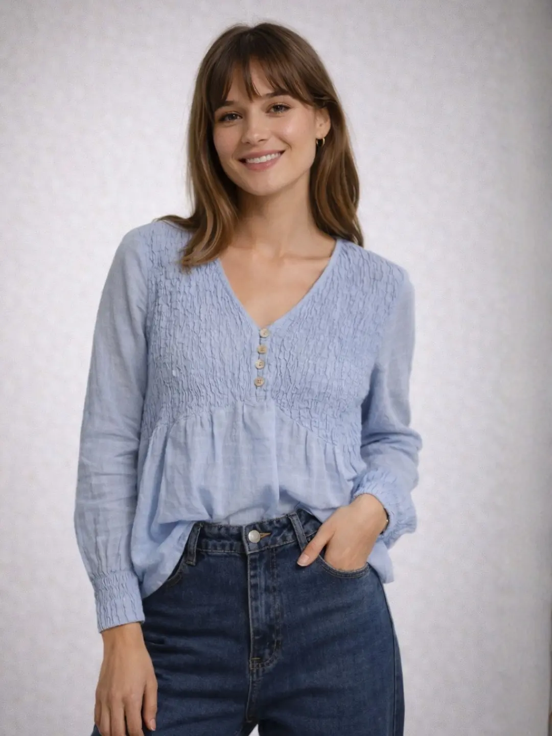 Blusa Azul Bebé con Fruncido Escote Pico