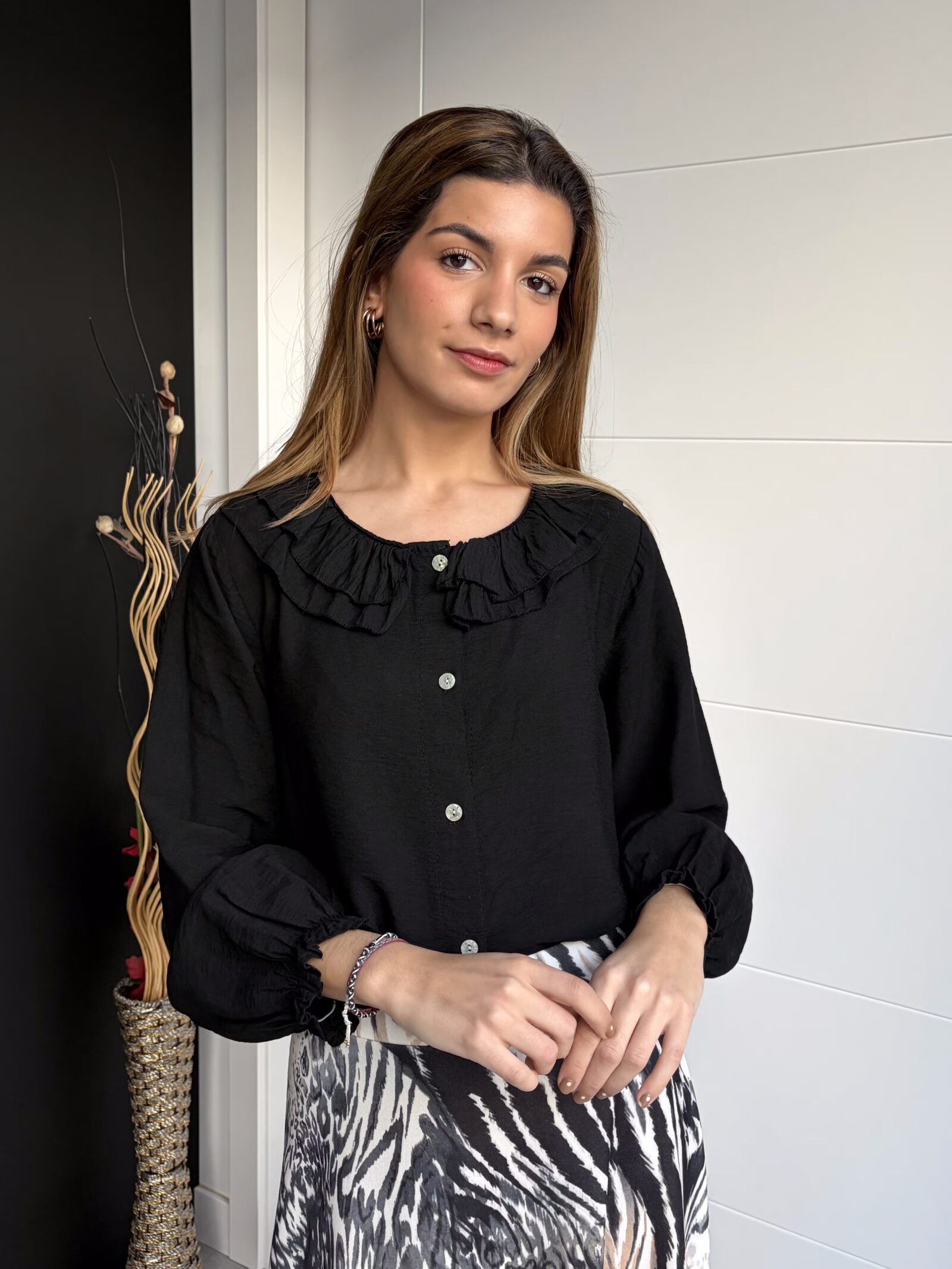 Blusa Negra con Cuello Bebé