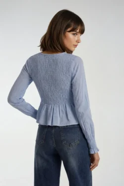 Blusa Azul Bebé con Fruncido Escote Pico - Imagen 3