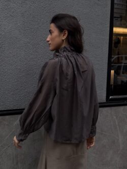 Blusa Marrón de Seda con Lazada - Imagen 4