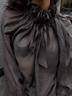 Blusa Marrón de Seda con Lazada - Imagen 5