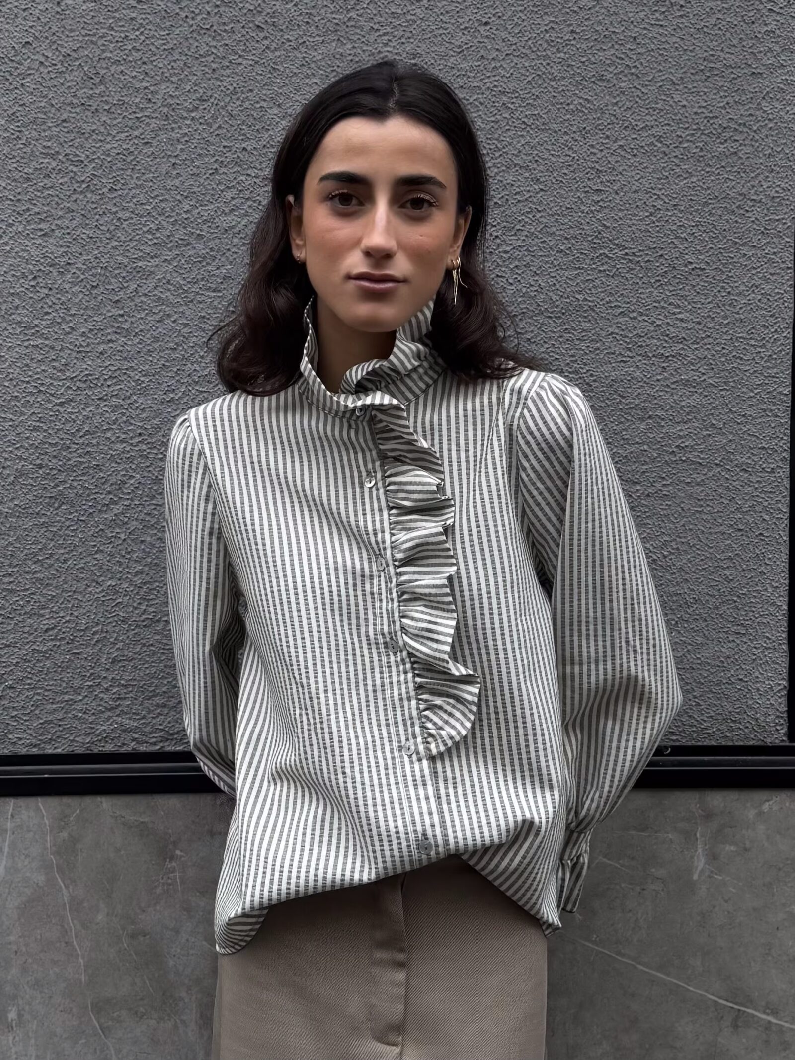 Blusa Rayas Sable con Volante Frontal