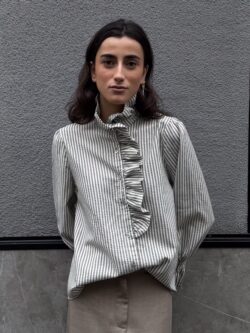 Blusa Rayas Sable con Volante Frontal