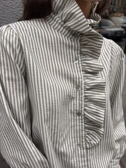 Blusa Rayas Sable con Volante Frontal - Imagen 5