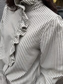 Blusa Rayas Sable con Volante Frontal - Imagen 6