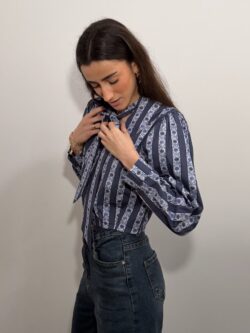 Blusa con Lazo y Rayas Azules - Imagen 4