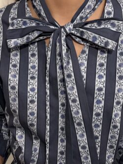 Blusa con Lazo y Rayas Azules - Imagen 5