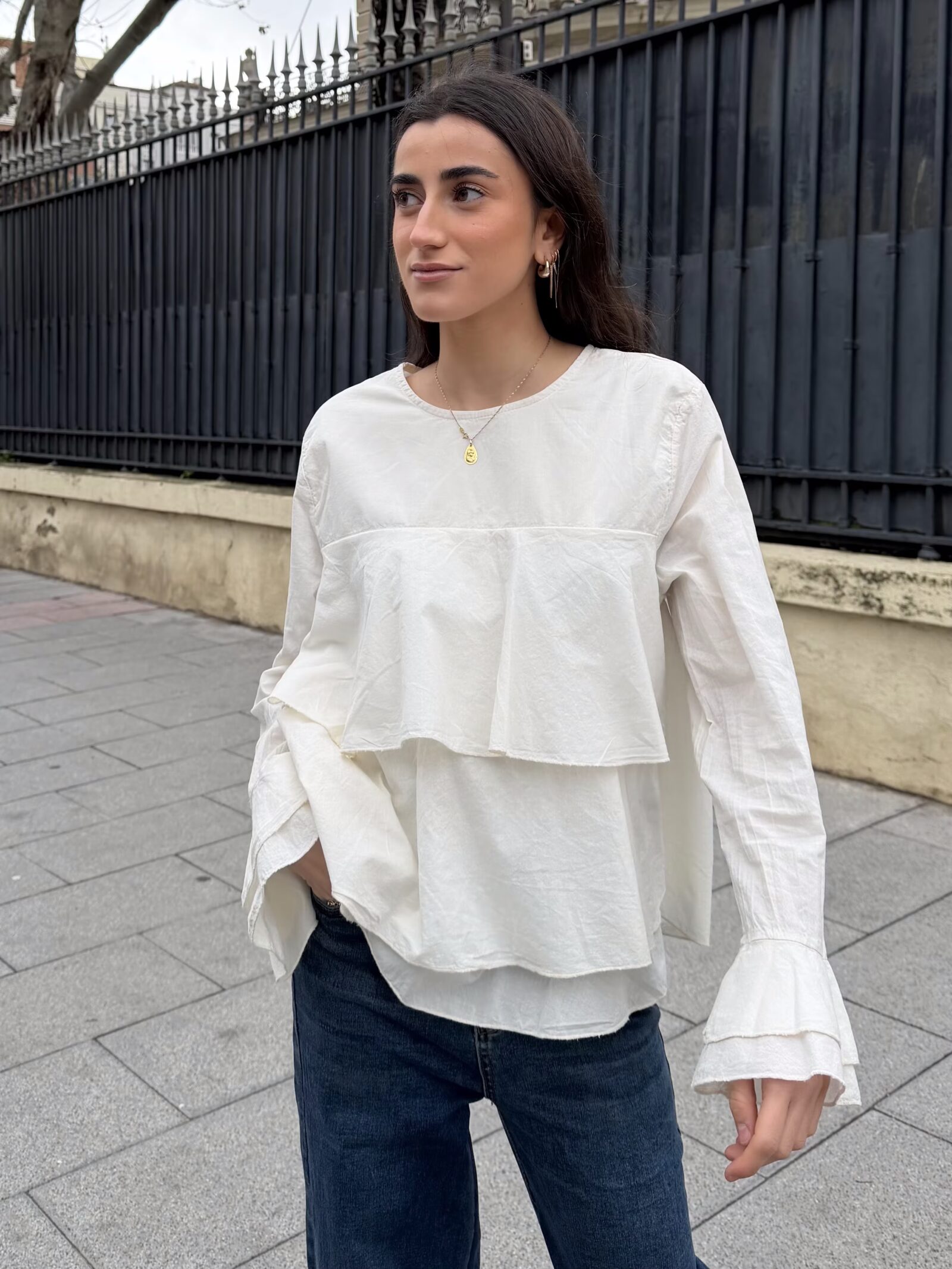Blusa de Volantes en Color Crudo