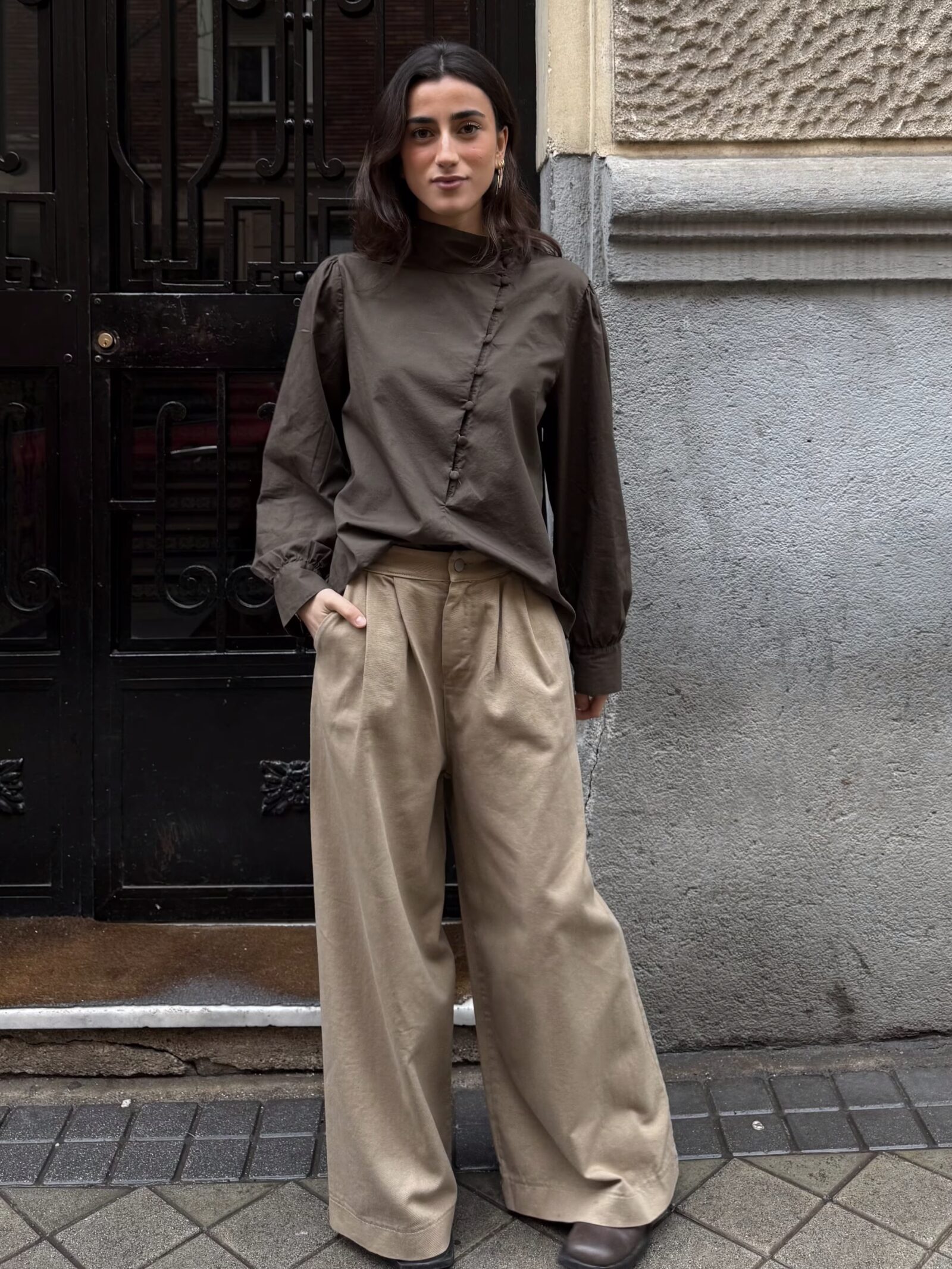 Blusa Marrón con Cierre Estilo Oriental