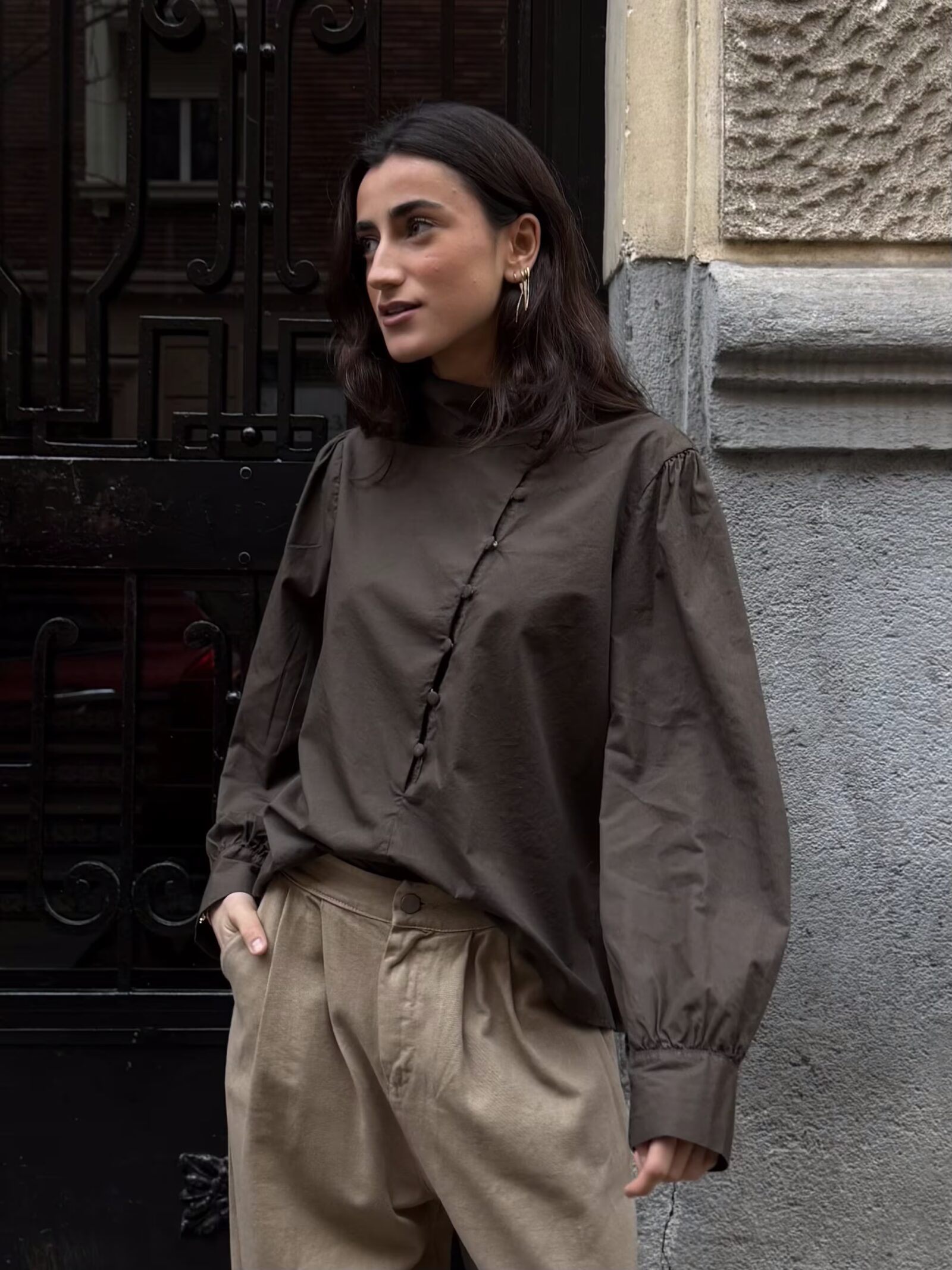 Blusa Marrón con Cierre Estilo Oriental