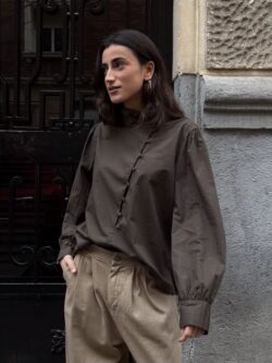 Blusa Marrón con Cierre Estilo Oriental
