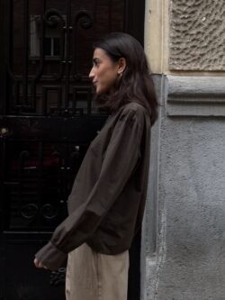 Blusa Marrón con Cierre Estilo Oriental - Imagen 3