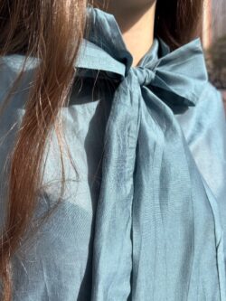 Blusa Aguamarina Satinada con Lazo - Imagen 3