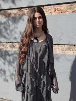 Vestido Largo de Seda Gris con Volantes - Imagen 6