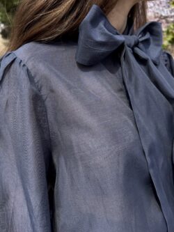 Blusa Azul Tinta Satinada con Lazo - Imagen 5