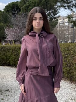 Blusa Satinada Ciruela con Lazo