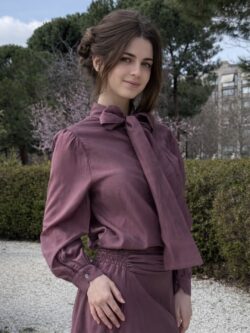 Blusa Satinada Ciruela con Lazo - Imagen 3