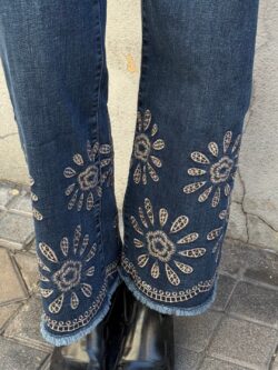Jeans Flora Bordados Azul Noche - Imagen 2